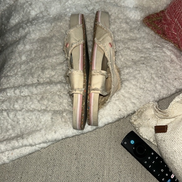 Vionic Cream Cross-Strap Sandals - Picture 9 of 9